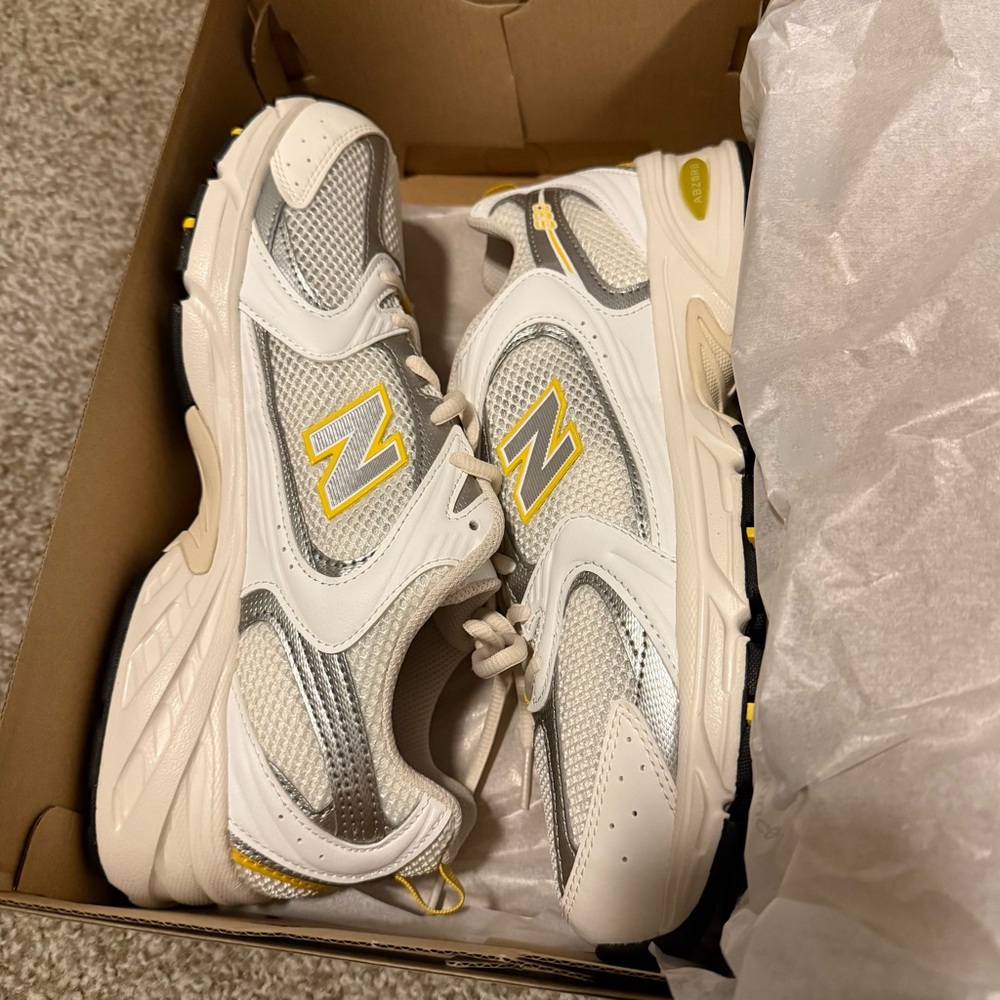 New Balance 530 Sneaker NEW NWT Chunky Shoe Streetwear Trendy Yellow Color